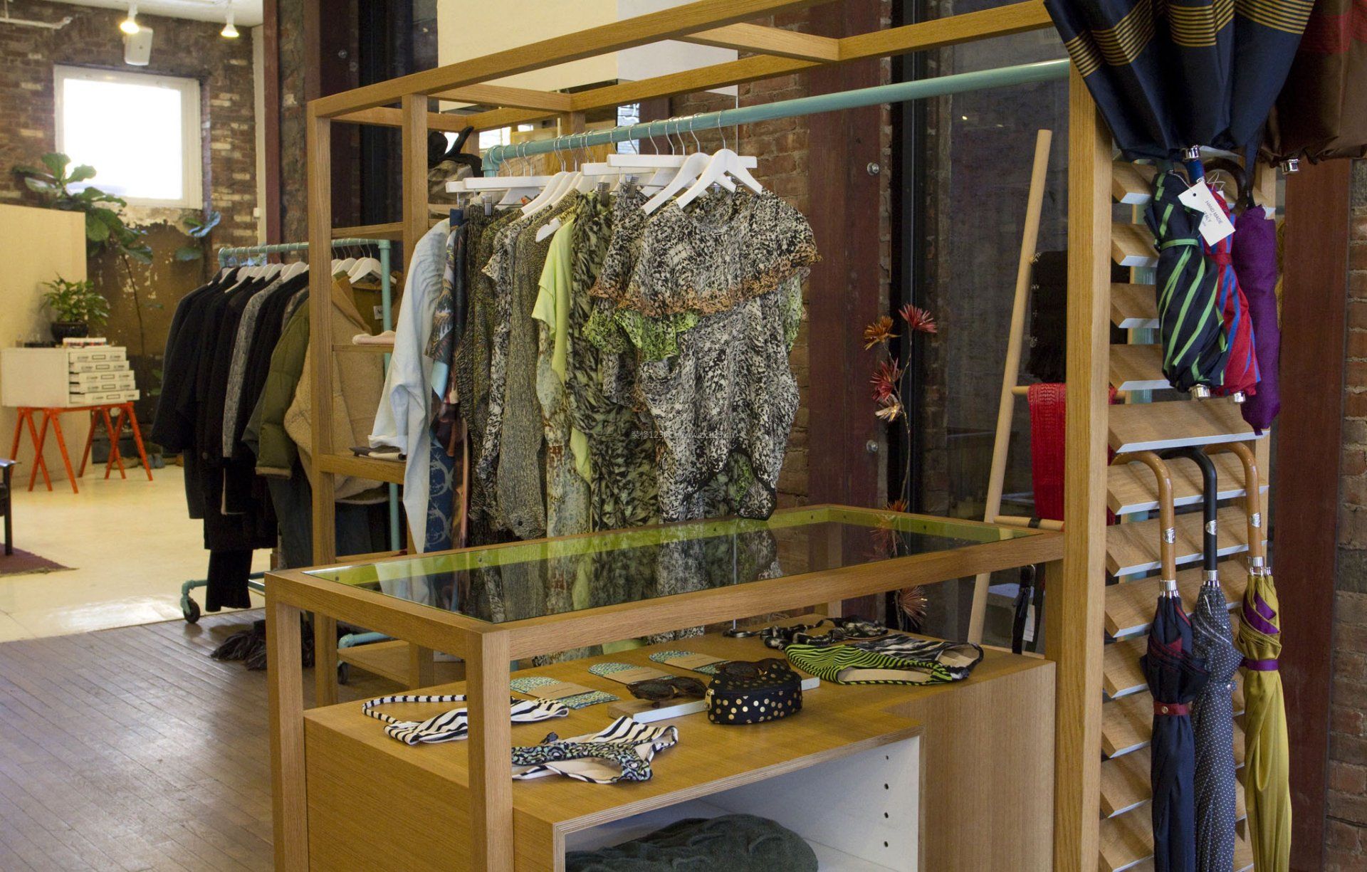 服裝店內(nèi)產(chǎn)品展示柜裝修效果圖片