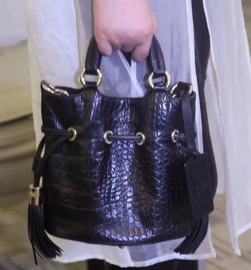 今夏穿出繽紛色彩,讓你美的出眾又吸睛 幽蘭服飾秀張樂(lè)華博士特輯